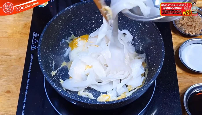 Add large noodles (about 100 grams) and stir until well blended and noodles are softer.