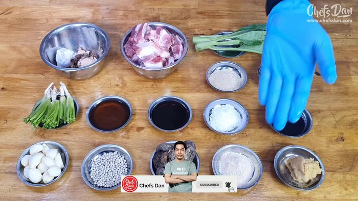 Add aromatics: Add garlic, shiitake mushrooms, coriander, white soy sauce, oyster sauce, and seasoning sauce. Stir-fry until fragrant. (16.01, 333.99)