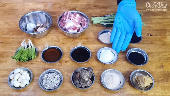 Prepare the sauce: Stir-fry palm sugar and granulated sugar until caramelized. Add onion and stir-fry until soft. (25.8, 263.54, 304.13)