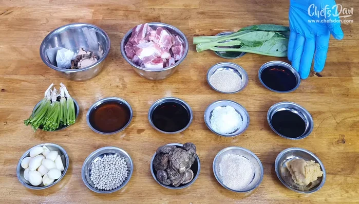 Add pork bones and dark soy sauce: Add the blanched pork bones and a touch of dark soy sauce for color. (20.279, 344.94)