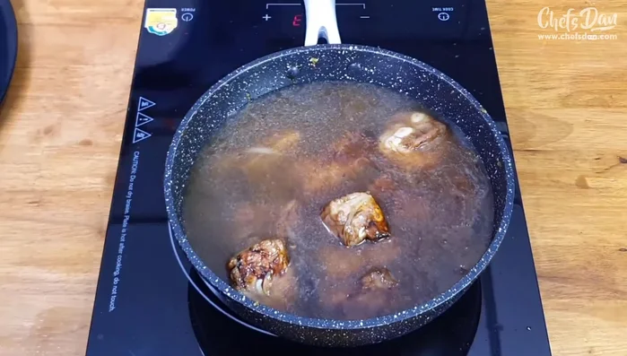 Simmer: Add 500ml of water, bring to a boil, then reduce heat and simmer for 40-60 minutes, or until pork bones are tender. (354.81)