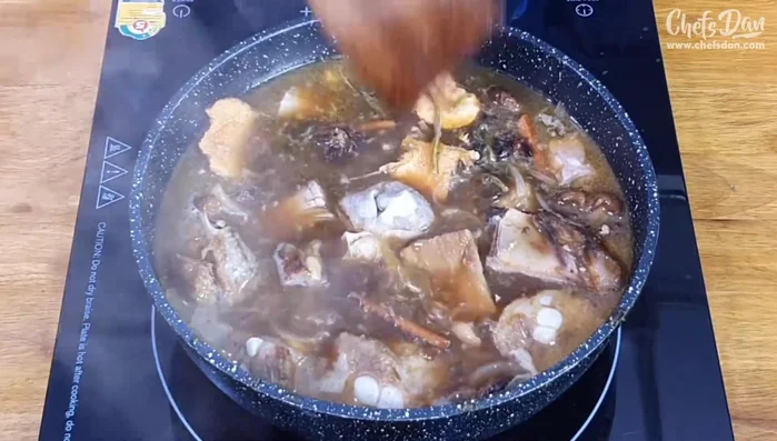 Add stewing spices: Add the spice bag to enhance flavor. (407.659)