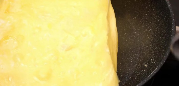 Once the eggs are cooked, carefully remove them from the pan (120.68).