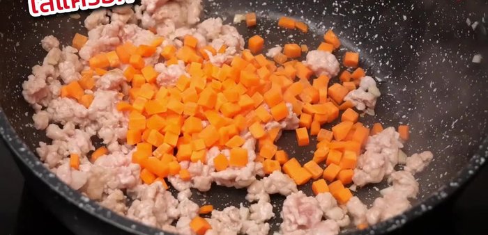 Add hard vegetables (carrots) first, stir-fry until slightly softened (168.519).
