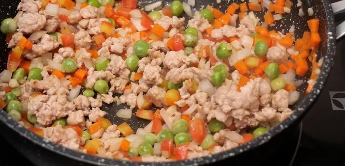 Add water (1 tablespoon initially), adjust for desired consistency (214.84). Stir-fry until everything is well mixed.