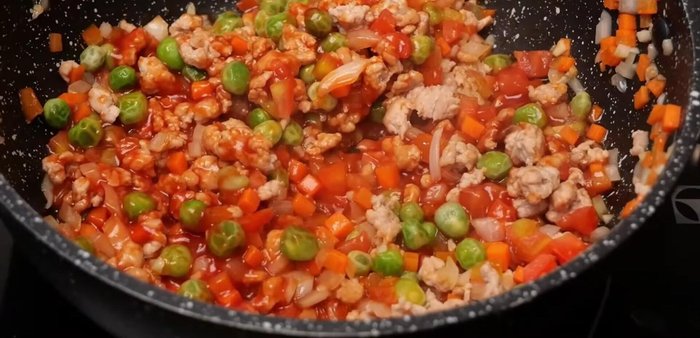 Stir-fry all vegetables together, then add tomato sauce, oyster sauce, white vinegar, sugar, seasoning powder, and pepper (185.2).