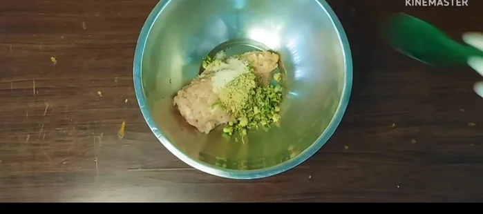 In a pot, combine the pounded ingredients, 3 scoops of salt, chicken broth, sugar, seasoning powder, light soy sauce, and a little cornstarch. Mix well to marinate the chicken.
