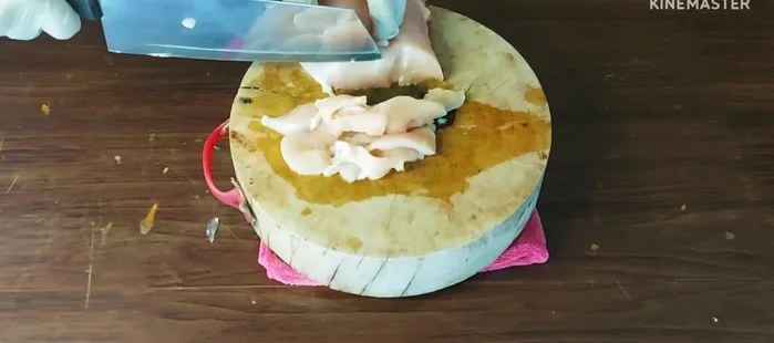 Finely chop the chicken breast.