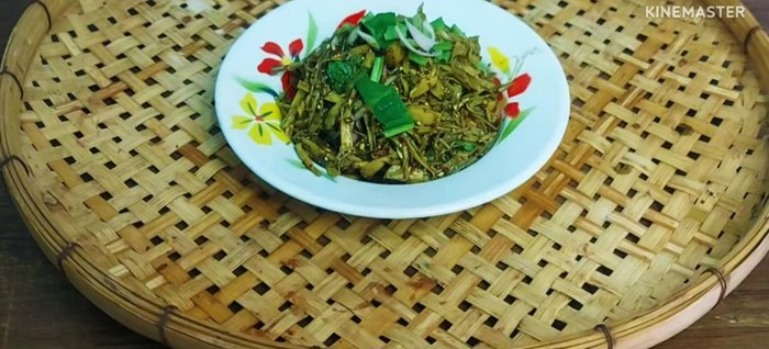 Serve hot with sticky rice and your favorite vegetables.