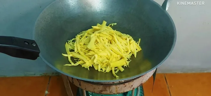 Boil bamboo shoots with the bamboo shoot water until the water reduces and the bamboo shoots are cooked. Stir occasionally.