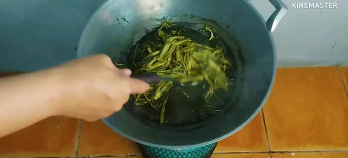 Prepare the soup while the bamboo shoots are cooking. You don't need to wait for the bamboo shoots to cool.