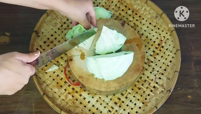 Prepare the vegetables: Cut cabbage, young corn, okra, bell peppers, winged beans, and cha-om into bite-sized pieces. Prepare bamboo shoots (optional) by removing the top and bottom and slicing.