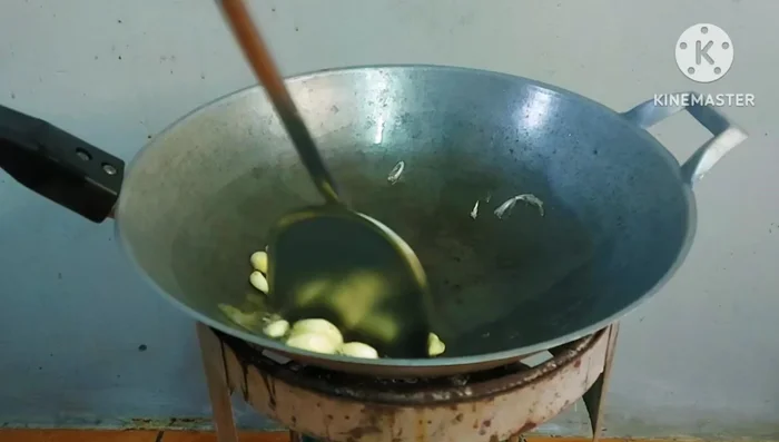 Prepare the chili paste: Fry 20 cloves of Chinese garlic until golden brown. Fry dried chilies (adjust amount to your spice preference). When bitter gourd is slightly yellow, remove and set aside.
