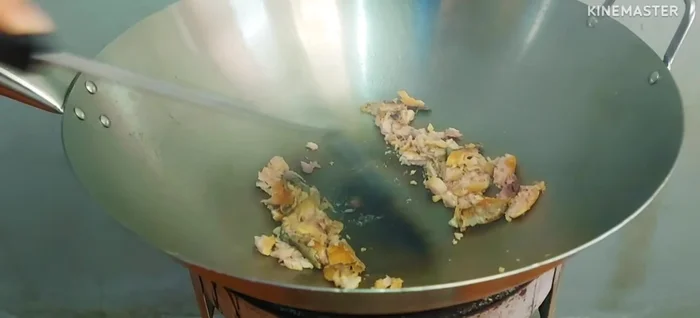 Refry the shredded fish until fragrant.