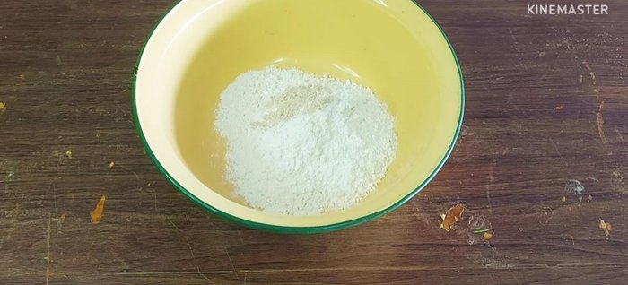 Prepare the batter for frying vegetables by mixing crispy flour, chili powder, seasoning powder, and water until desired consistency is reached.