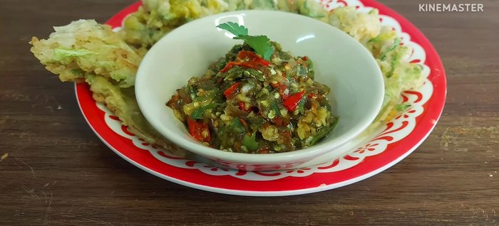 Serve the crispy fried vegetables with the chili paste.