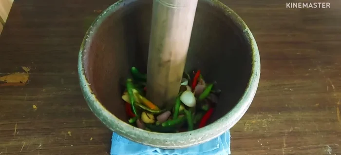 Pound the roasted ingredients together to make chili paste.