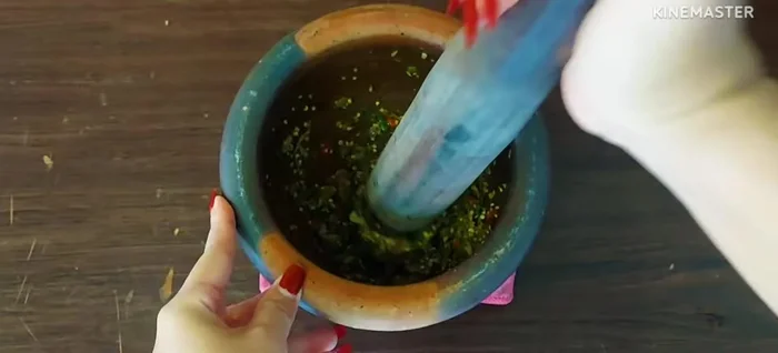Pound the dissolved shrimp paste until fine.