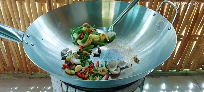 Once grilled, scoop up the shrimp paste and set aside. Dissolve the grilled shrimp paste in water.
