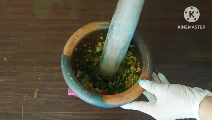 Add shrimp paste to the pounded chili mixture and grind thoroughly.