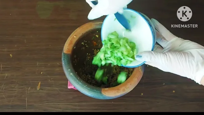 Add the pounded star gooseberries to the chili mixture.