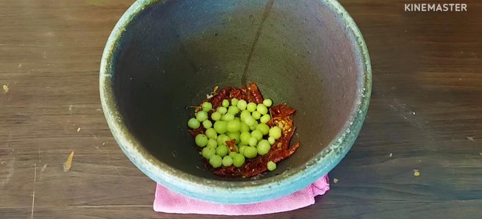 Pound the chilies and garlic until fine. Then, add the star gooseberry and pound.