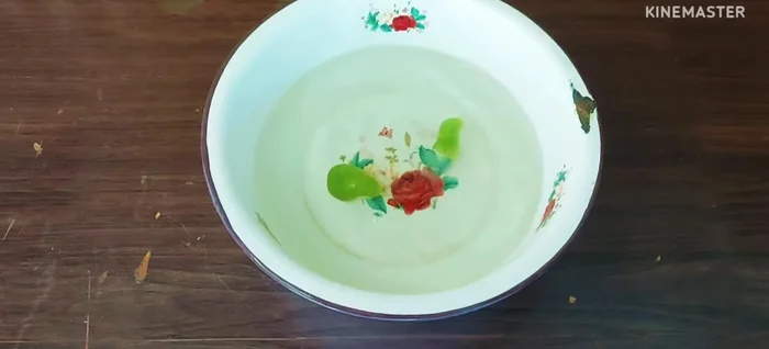 Prepare water for soaking banana blossoms. Add plenty of lemon juice to prevent discoloration.