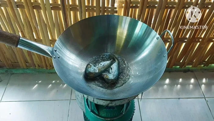 Fry the mackerel until cooked on both sides.