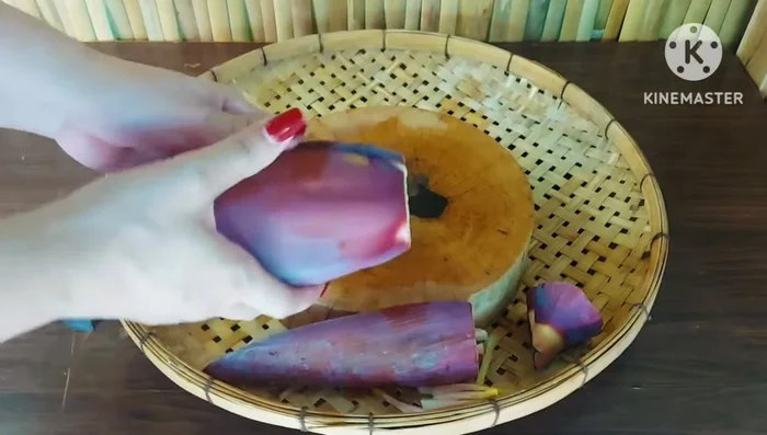 Cut the banana blossom into 4 parts. Remove the top and peel off the old shell.