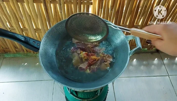 Blanch the chicken giblets in boiling water until the skin is tight. This helps to remove the fishy smell and prevents them from becoming mushy when stir-fried. Immediately transfer to cold water or room temperature water to stop the cooking process.