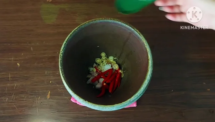 Pound together fresh chilies, shallots, lemongrass, 1 teaspoon of salt, and chili powder to taste. Adjust the spice level according to your preference.