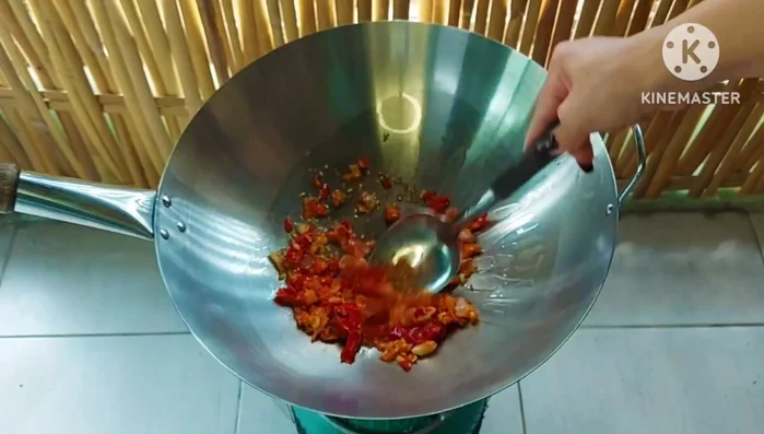 Stir-fry the chili paste until fragrant. Add the blanched chicken giblets.