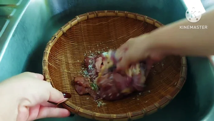 Clean the chicken giblets thoroughly. Add a generous amount of salt and mix well. Optionally, wash with tapioca flour and water to remove any odor. Clean and mix gently to prevent the liver from becoming mushy.
