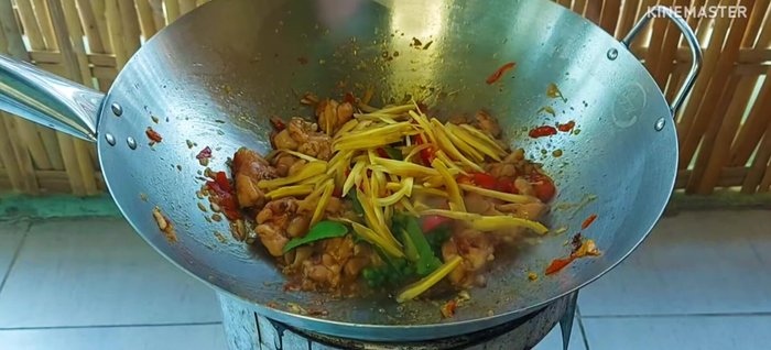 Add plenty of sliced galangal and stir-fry to release its aroma.
