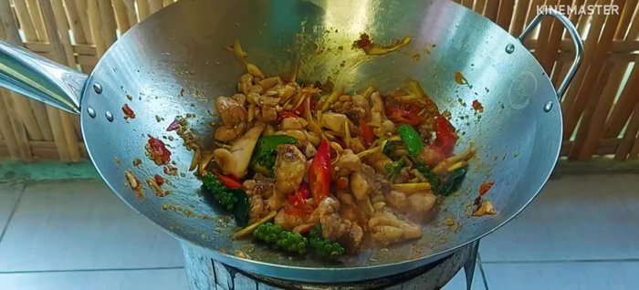 Just before turning off the heat, add basil leaves.