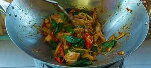 Spicy & Aromatic Stir-fried Chicken (Kruakantimani Style)