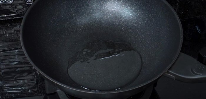 Heat the pan with oil. Stir-fry the pounded chili mixture over low heat until fragrant.