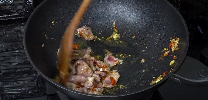 Prepare the eggplant, long beans, and onions. (The eggplant is cut and soaked in salt water to prevent black spots.)