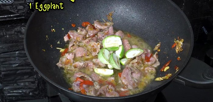 Add eggplant, long beans, and onions. Stir-fry until fragrant.