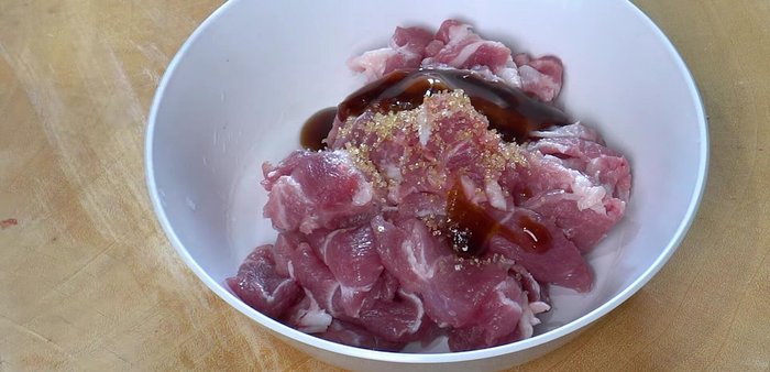 Marinate the pork with sugar, oyster sauce, and mix well. Massage for 4-5 minutes, then marinate for 15 minutes.