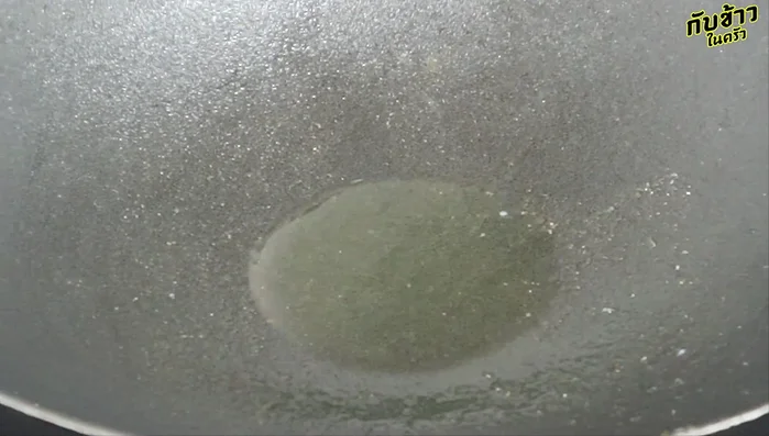 In the same pan, add oil for stir-frying. Add chili and crushed garlic, stir-fry until fragrant over medium heat.