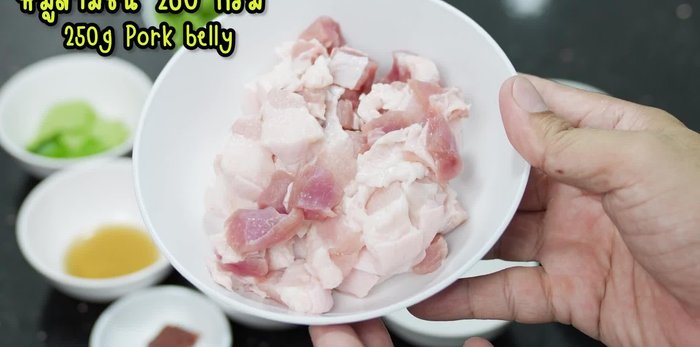 Cut pork belly into bite-sized pieces, about 1 cm thick.