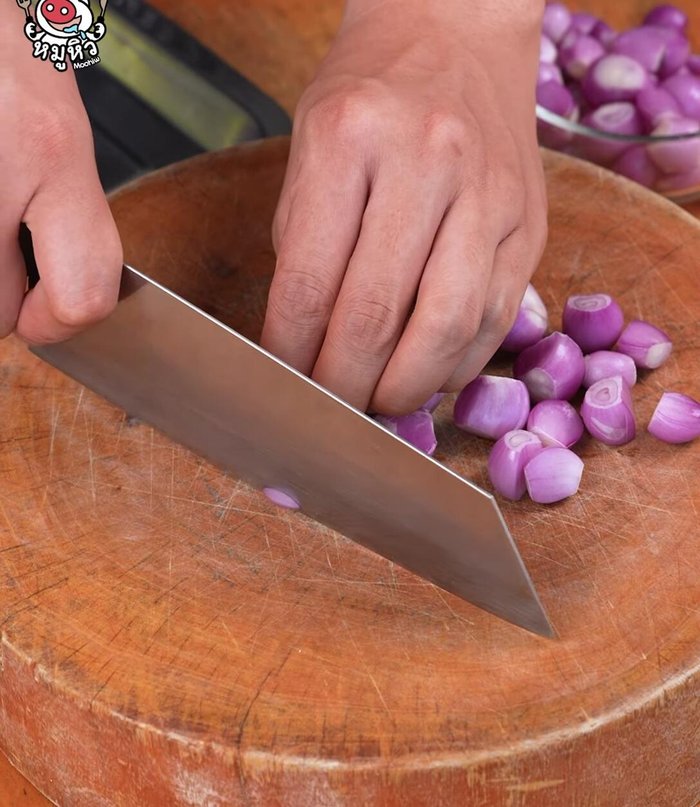 Clean and chop shallots for frying, to be sprinkled for added crunchiness.