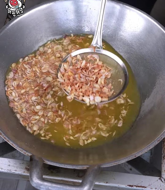 Fry shallots until fragrant.