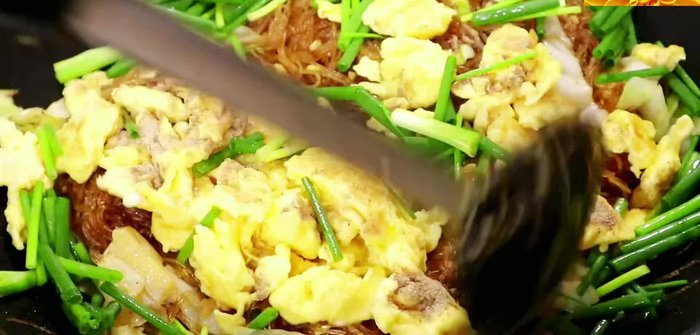 Prepare the glass noodles and cabbage.