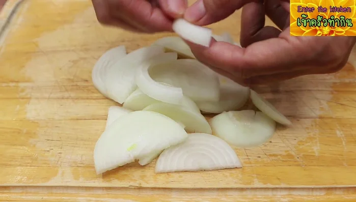 Heat oil in a frying pan. Add garlic and chili (if using) and stir-fry until fragrant.