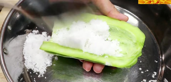 Sauté aromatics: Add garlic (and other aromatics if using) to a pot and saute until fragrant.
