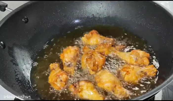 Remove the chicken from the pan and drain excess oil.