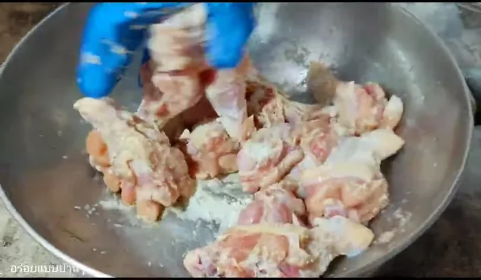 Coat the chicken: Add 1 ladle of crispy fried flour to the marinated chicken. Mix until the chicken is evenly coated. Don't use too much flour.