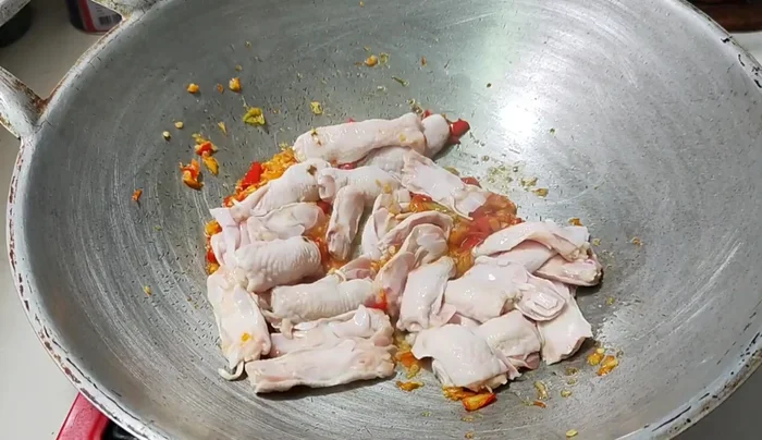 Add chicken tendons and stir-fry until cooked.